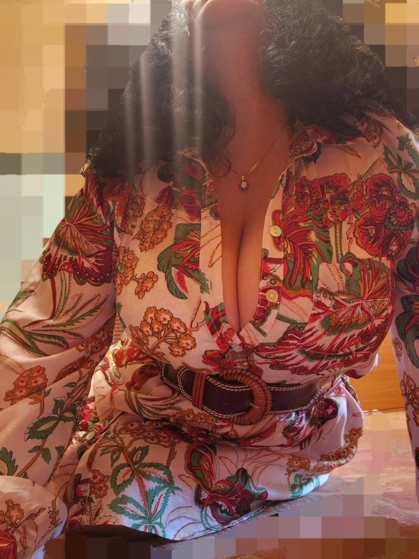 Madurita sexy de T grandes y C peludo videollamada