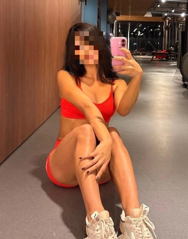 Hola mis amores soy esta chica guapa con amigas gu