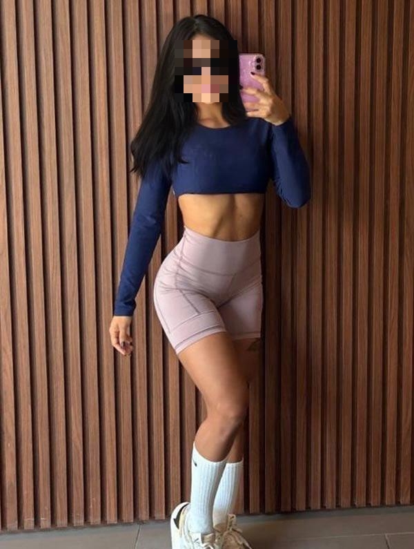 Hola mis amores soy esta chica guapa con amigas gu