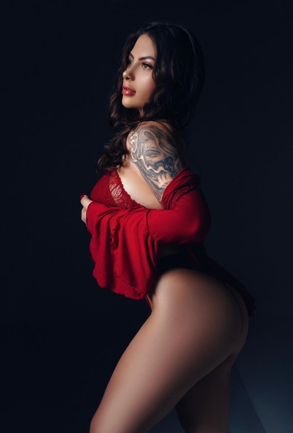 PRECIOSA LATINA MASAJISTA TOP MUY IMPLICADA Y JUGUETONA