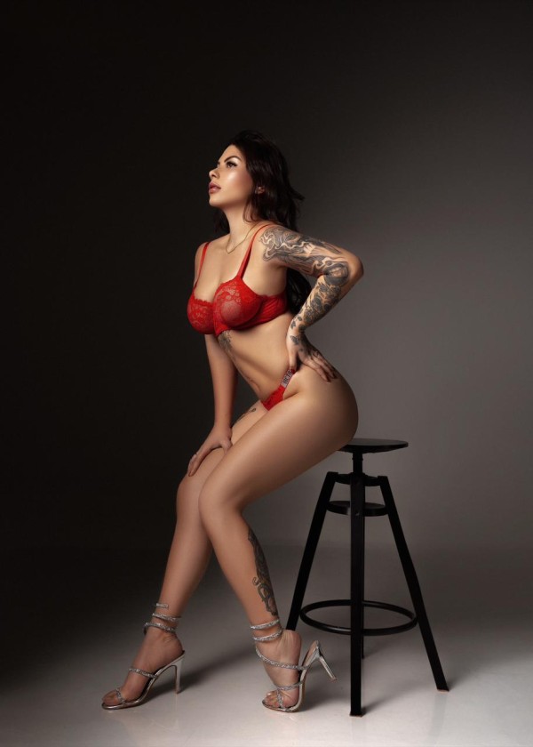 PRECIOSA LATINA MASAJISTA TOP MUY IMPLICADA Y JUGUETONA