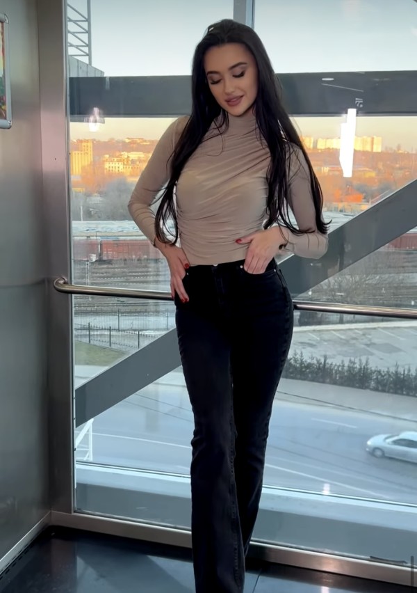 Vanesa joven y particular coche proprio