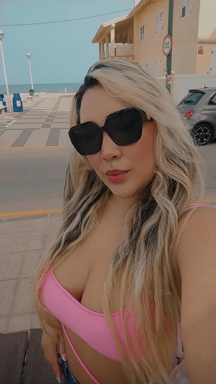 RUBIA NINFOMANA, ADICTA AL SEXO