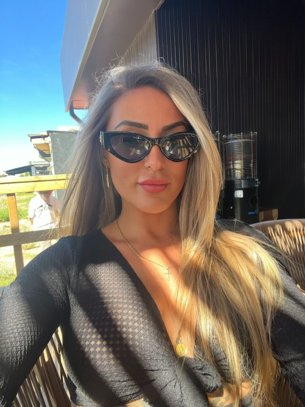 JOVEN ESPAÑOLA EN ALGECIRAS; ALTO STANDING