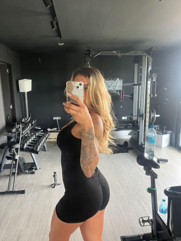 JOVEN ESPAÑOLA EN ALGECIRAS; ALTO STANDING