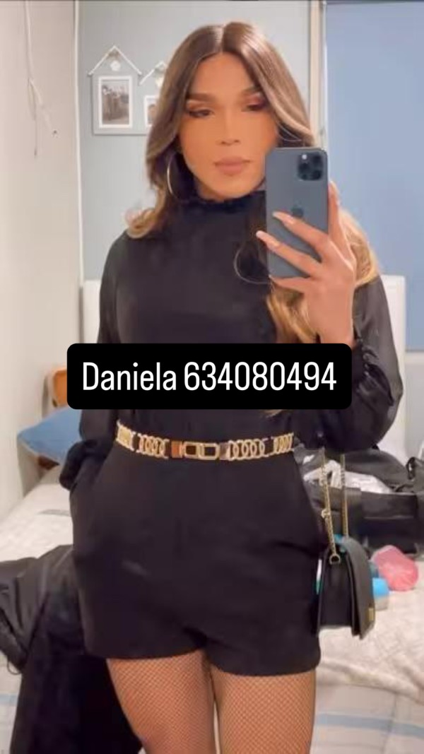 Chica trans implicada al máximo córrete en mi boca