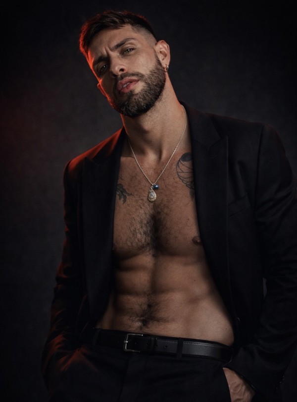 Latino Masculino Dominante y muy Caliente