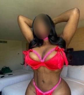 llego tú chica guarra que te la chupa hasta sacarte toda tu leche