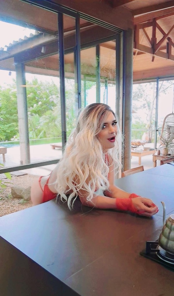 BÁRBARA, TRAVESTI ITALIANA MUY COMPLACIENTE Y DOTA