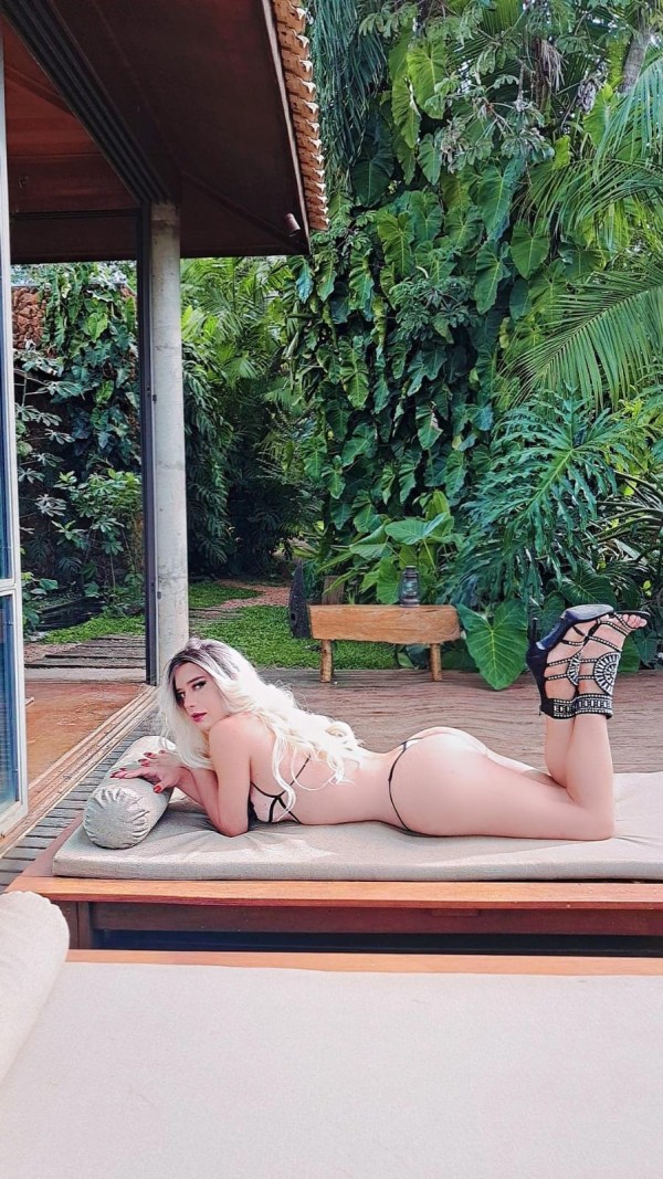 BÁRBARA, TRAVESTI ITALIANA MUY COMPLACIENTE Y DOTA