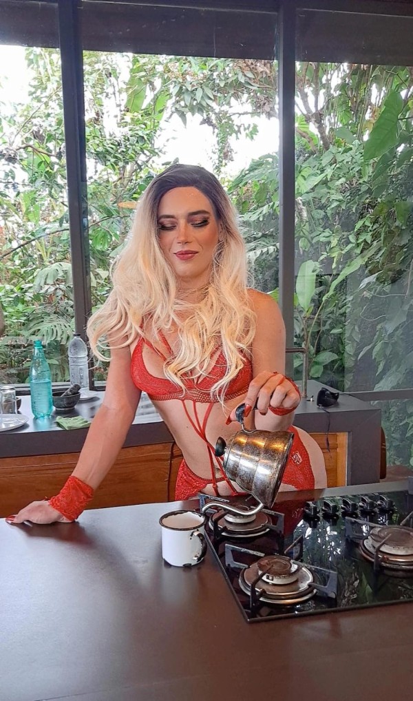 BÁRBARA, TRAVESTI ITALIANA MUY COMPLACIENTE Y DOTA