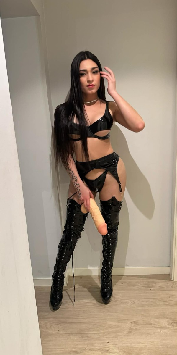 Chica trans cañera y fogosa mamadas profundas