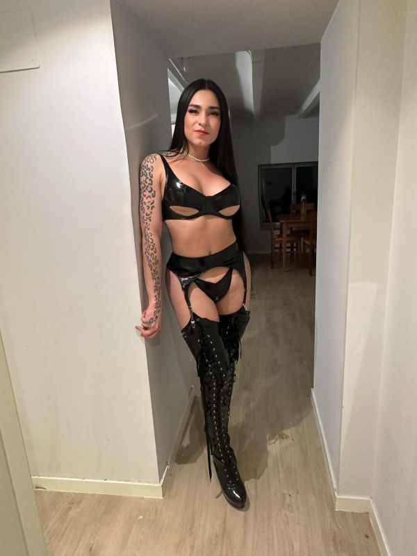 Chica trans cañera y fogosa mamadas profundas