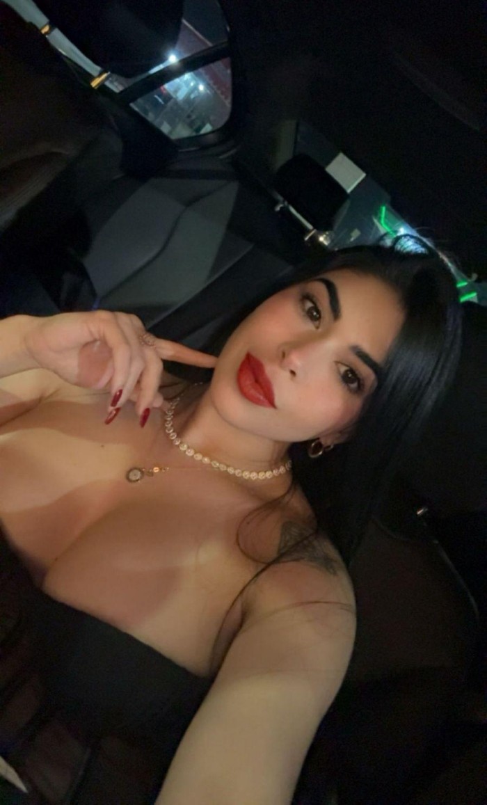 JOVEN BRASILEÑA DIVERTIDA EN VIGO CENTRO