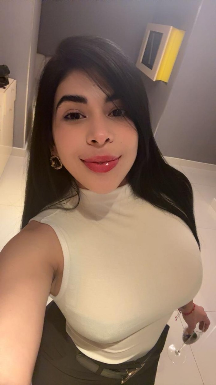 JOVEN BRASILEÑA DIVERTIDA EN VIGO CENTRO