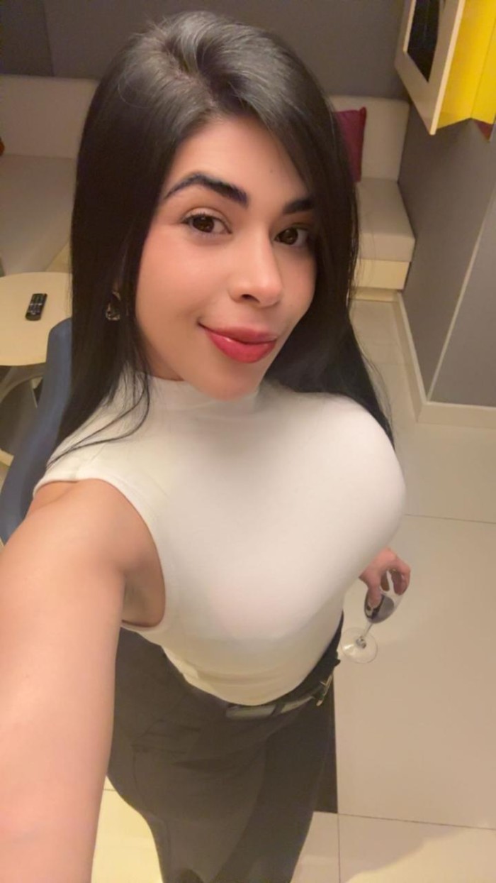 JOVEN BRASILEÑA DIVERTIDA EN VIGO CENTRO