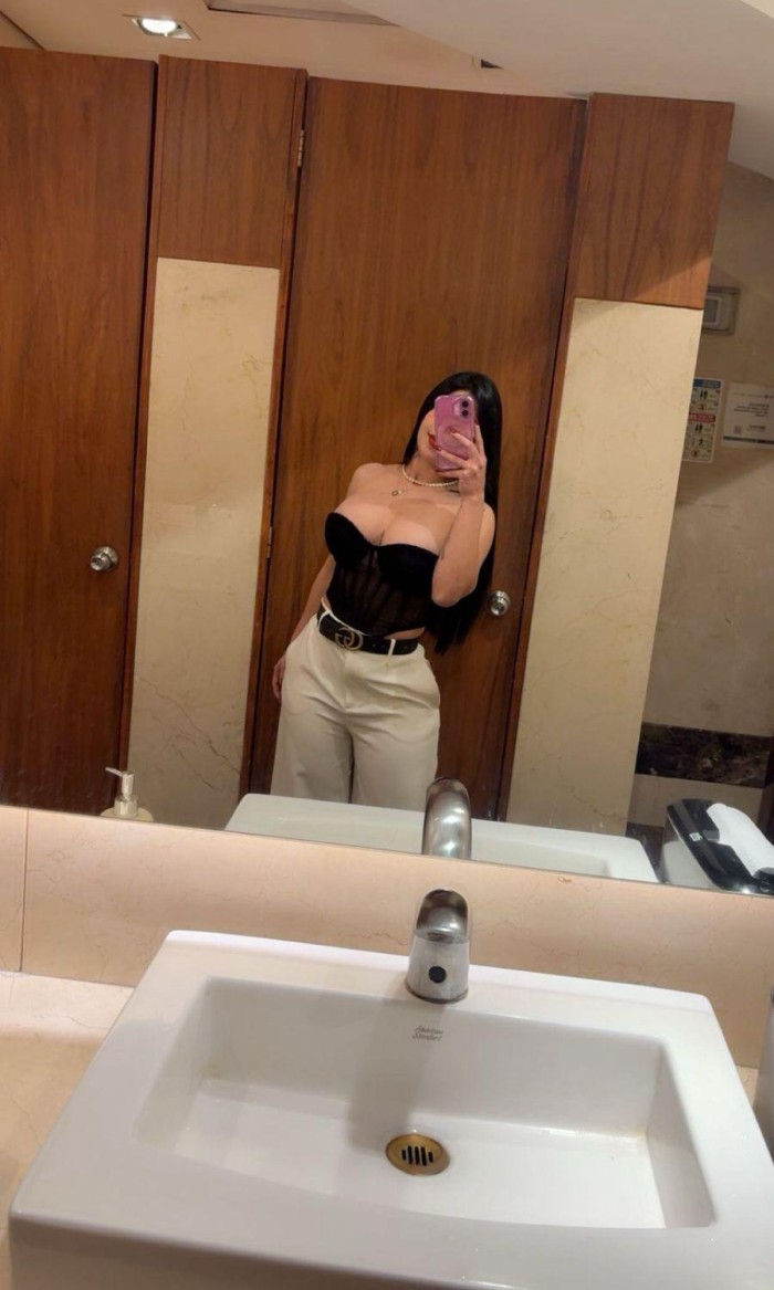 JOVEN BRASILEÑA DIVERTIDA EN VIGO CENTRO