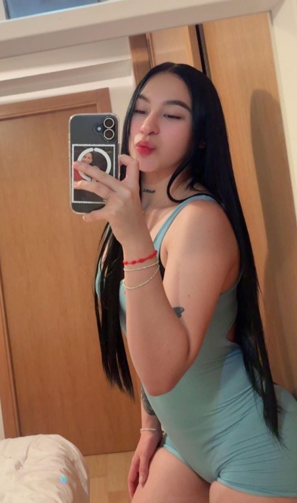 Novedad latina jovencita