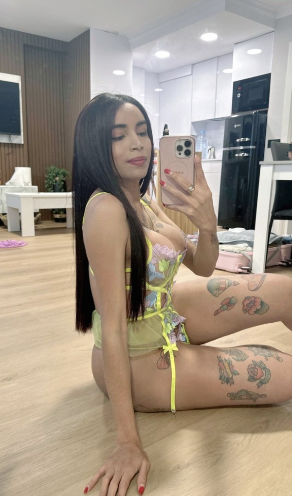 Hermosa Trans latina joven y sensual femenina 23cm