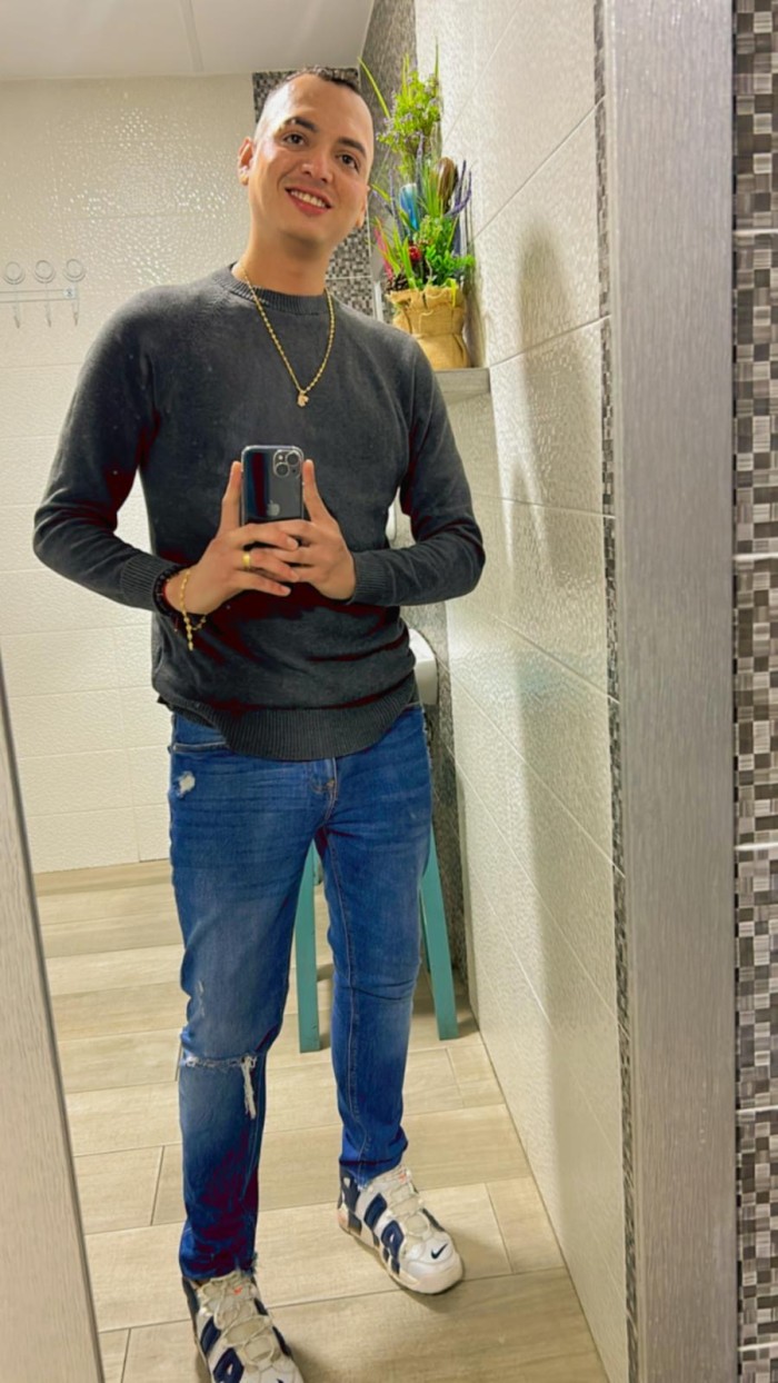 Latino caliente nuevo en la zona