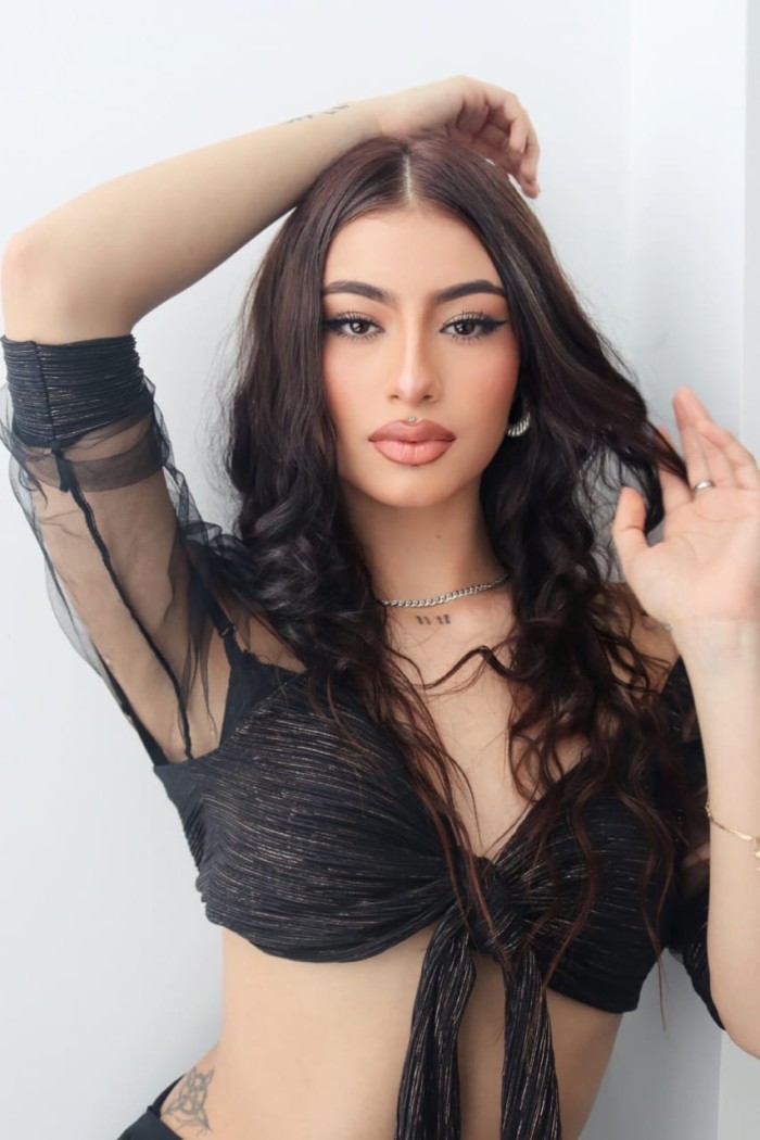Joven latina caliente y fiestera