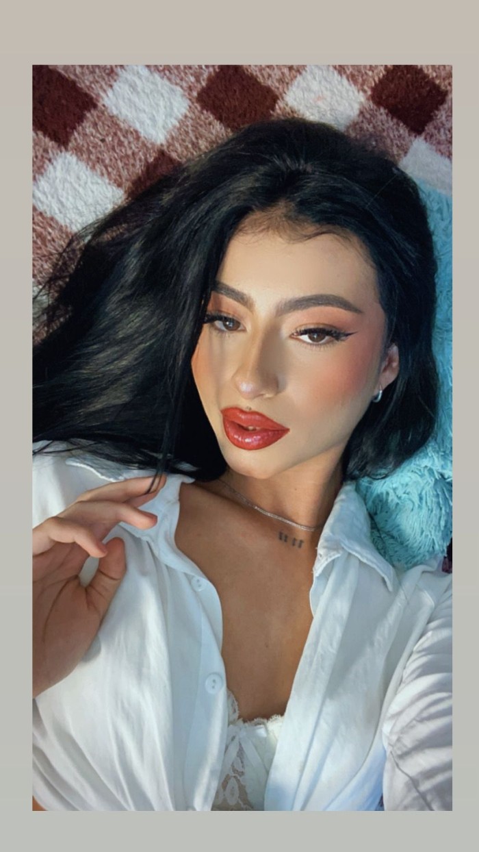 Joven latina caliente y fiestera