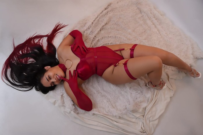 ESTOY CALIENTE AMOR COMO UNA GATITA