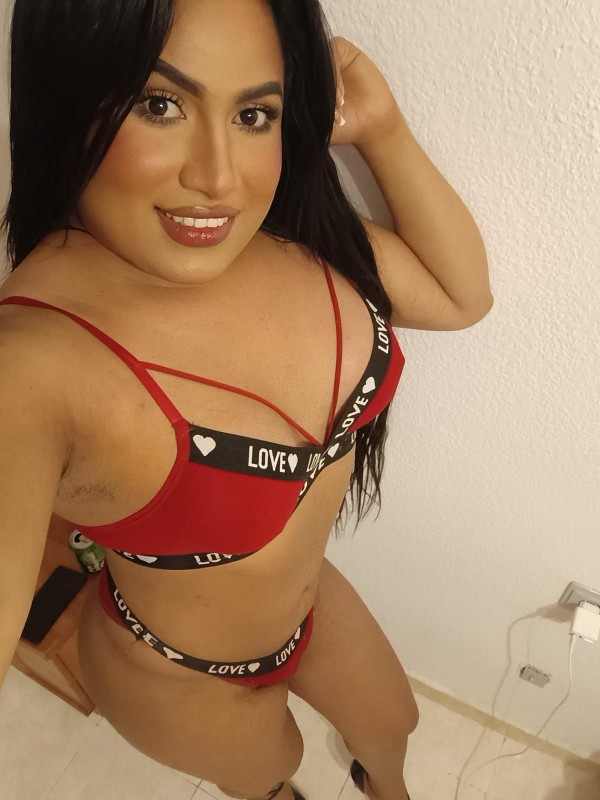 Femenina latina fiestera complaciente