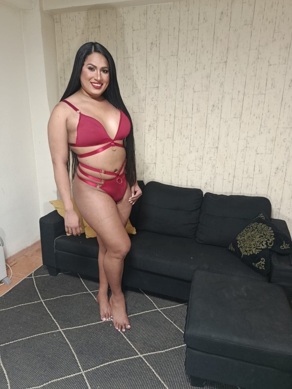 Femenina latina fiestera complaciente