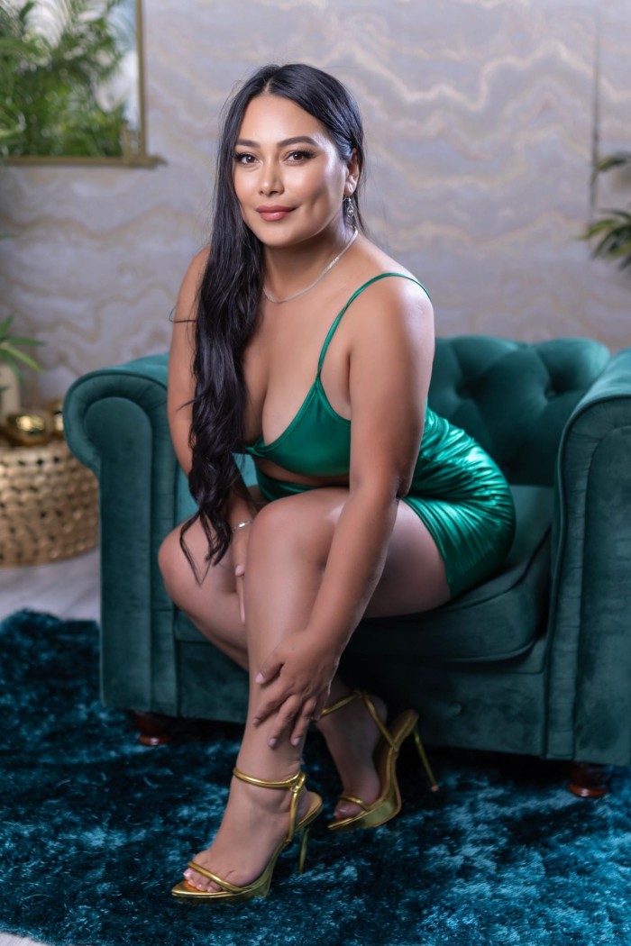 HERMOSA E IMPLICADA SEÑORITA ELEGANTE