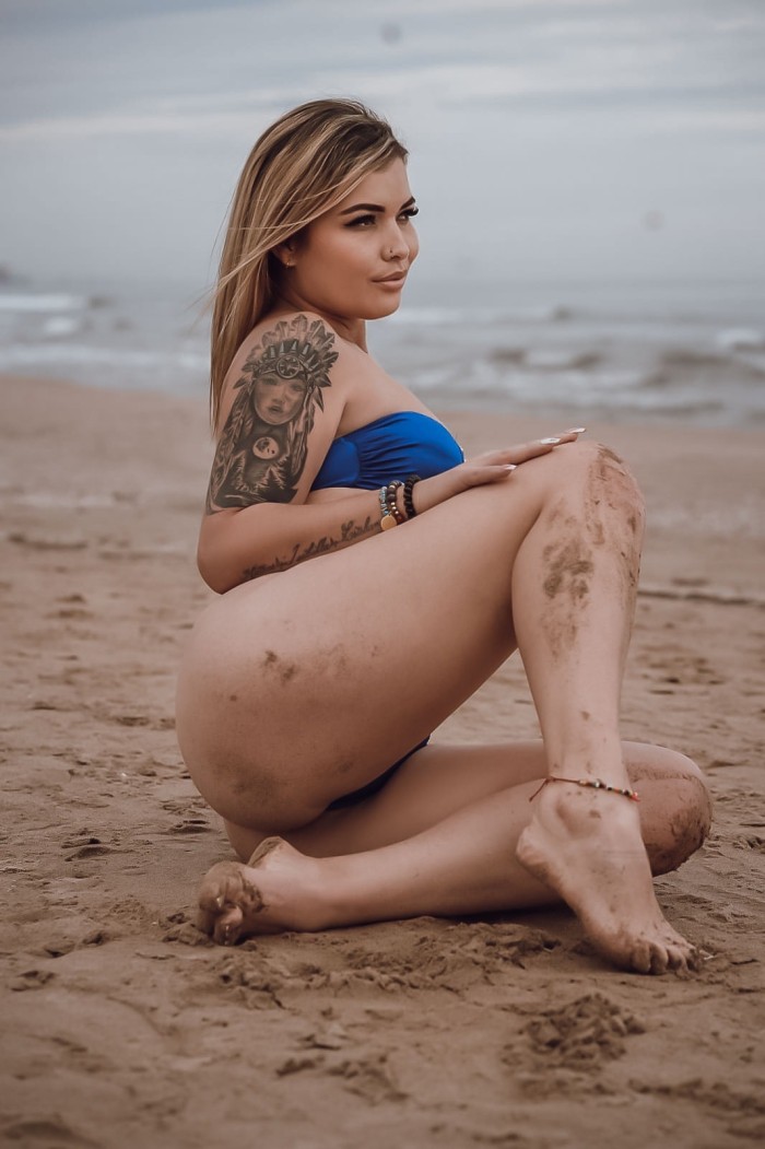 Impresionante rubia tatuada muy completa