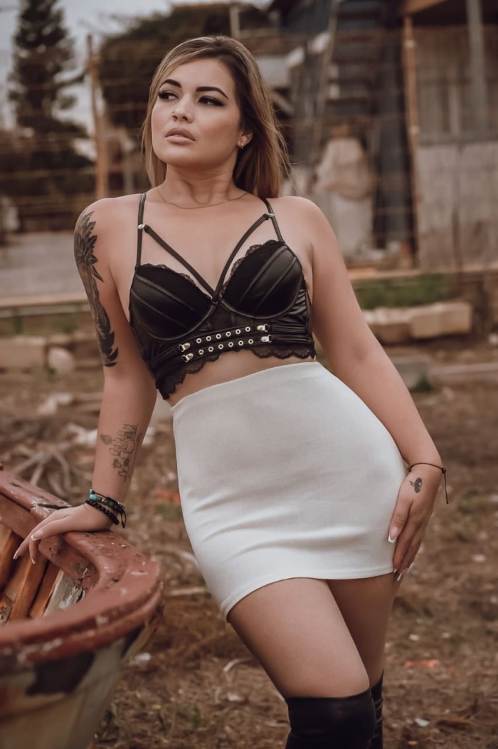 Impresionante rubia tatuada muy completa