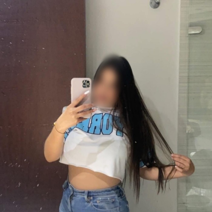Joven candente latina fiestera