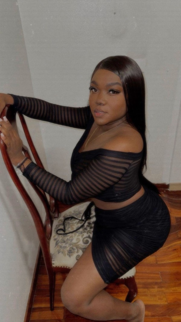 TRAVIESA MULATA EXPERTA COMIENDO POLLA A FONDO