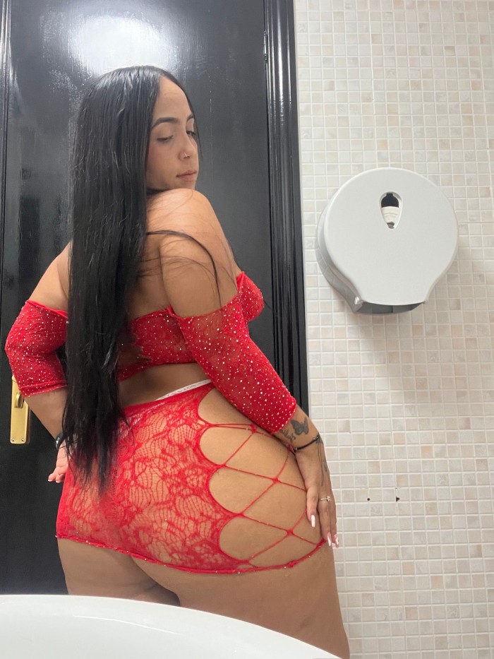 LATINA COMPLACIENTE EN LA CAMA