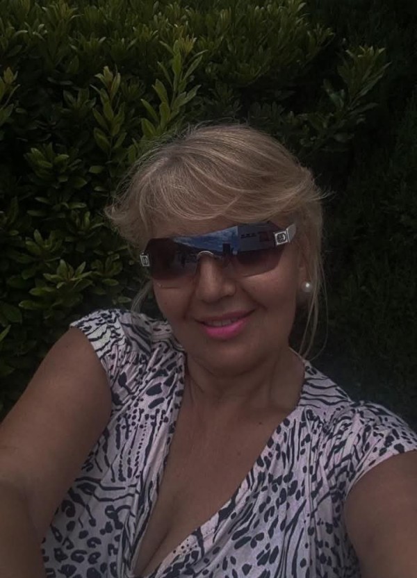 Andrea madurita encantadora mesa y López