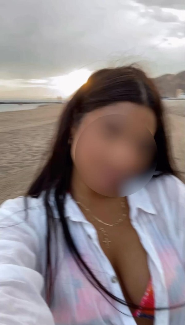 Joven culona natural con curvas morenas, fiestera,