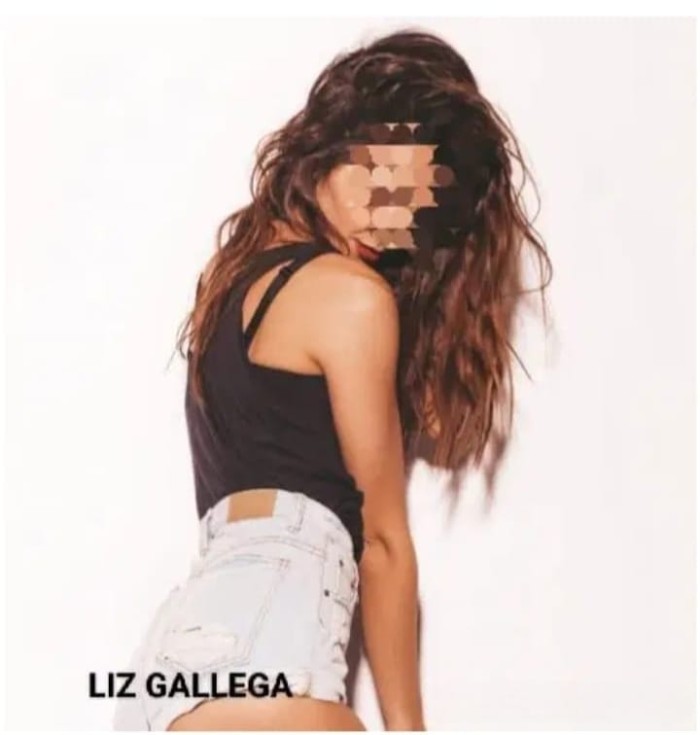 4 amigas en centro de Santiago , gallegas y brasil