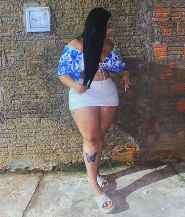 Ven a disfrutar de mis curvas latinas