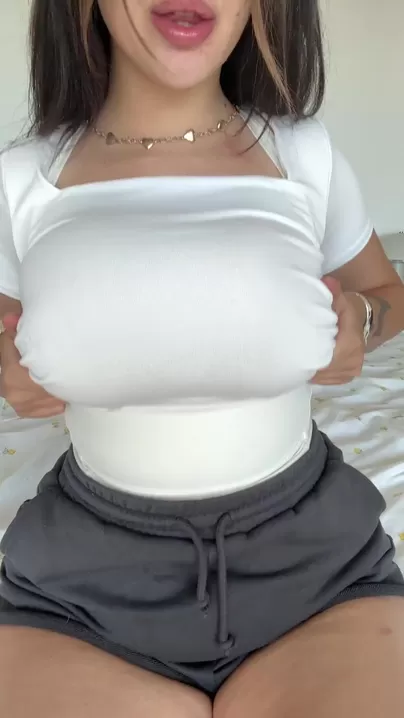 TODA UNA LEONA EN LA. CAMA….MATARO