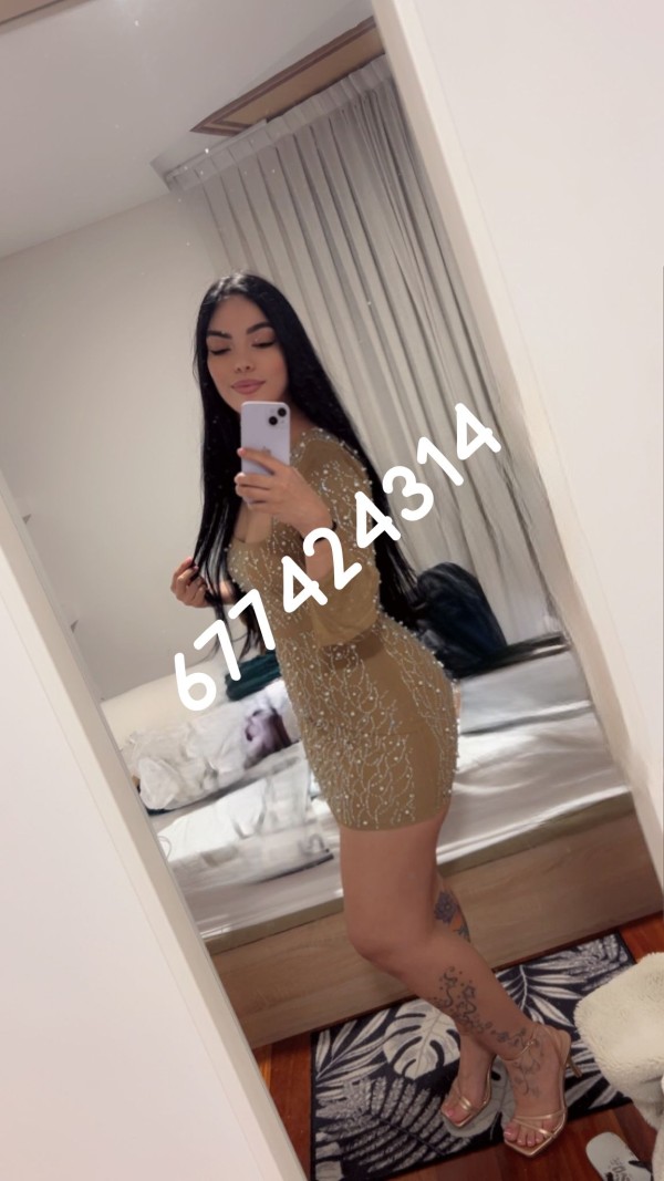 Latina ardiente y coqueta