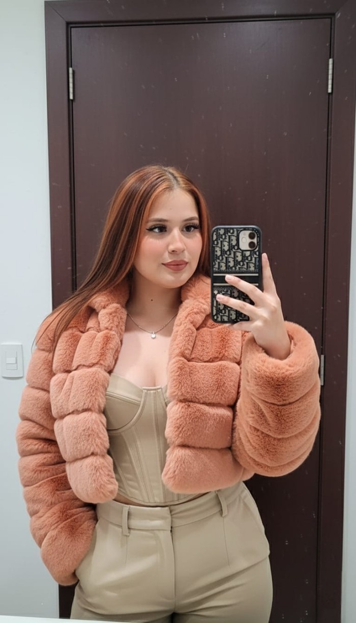 Jovencita explosiva. Sara