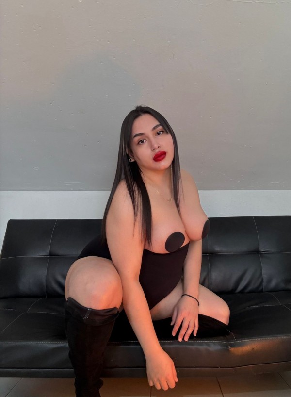 Evelyn la perra hago garganta profunda córrete en mi cara de perra