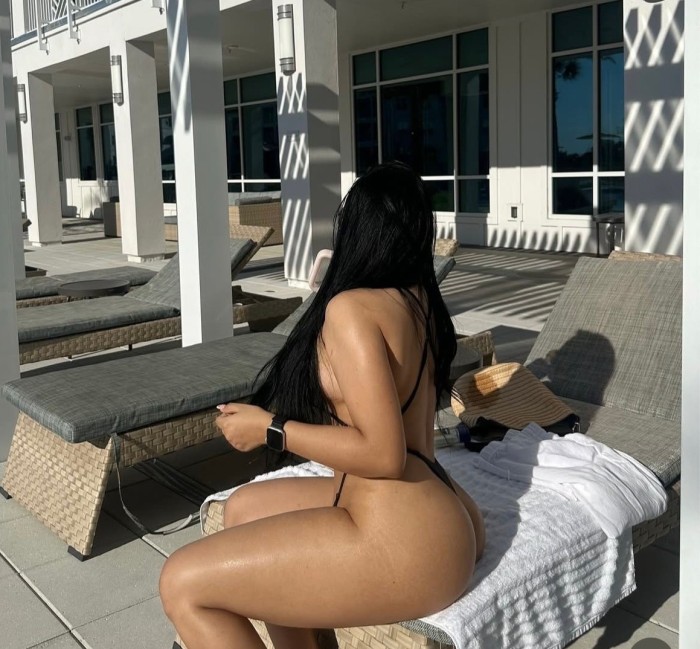 MIA TODA UNA BOMBA EXPLOSIVA CARGADITA DE PASIÓN