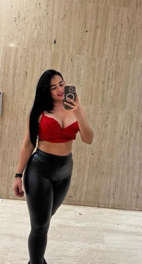 Por el estadio de Almería calle árbol del caucho, buen aparcamiento