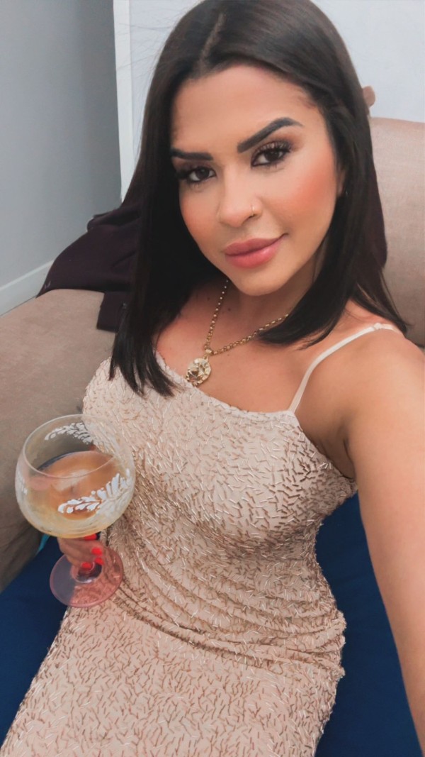 Linda morena de pelo negros con bonitas curvas acaba de llegar en tu ciudad