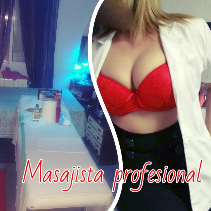 Masajista profesional en camilla