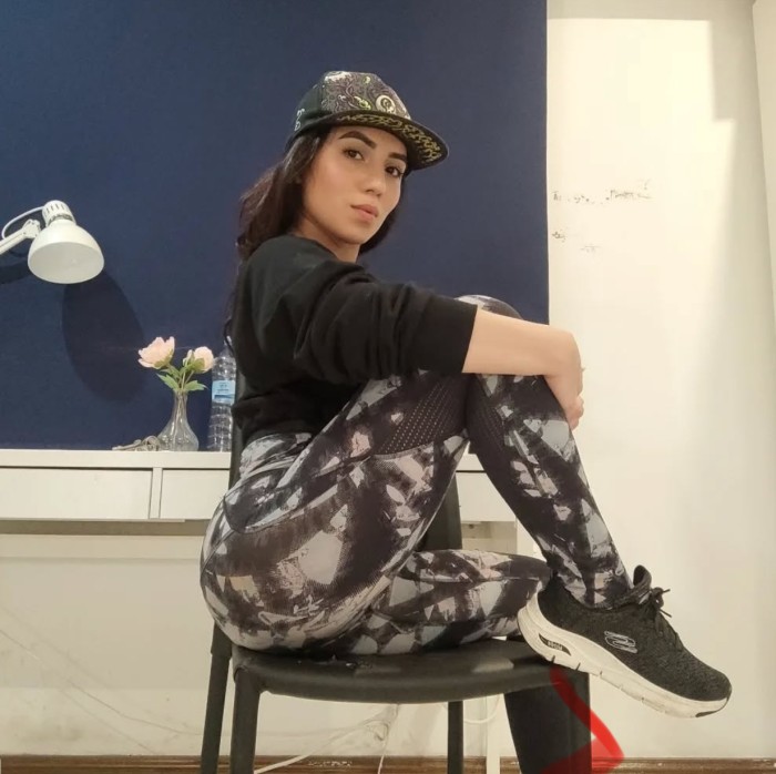 JOVENCITA, CULO RESPINGADO, PECHOS NATURALES