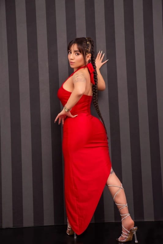 JOVENCITA, CULO RESPINGADO, PECHOS NATURALES