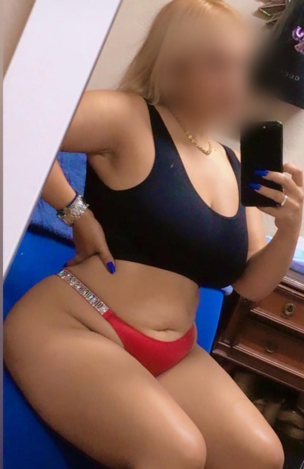 Rubia tetona guapa en Tomelloso